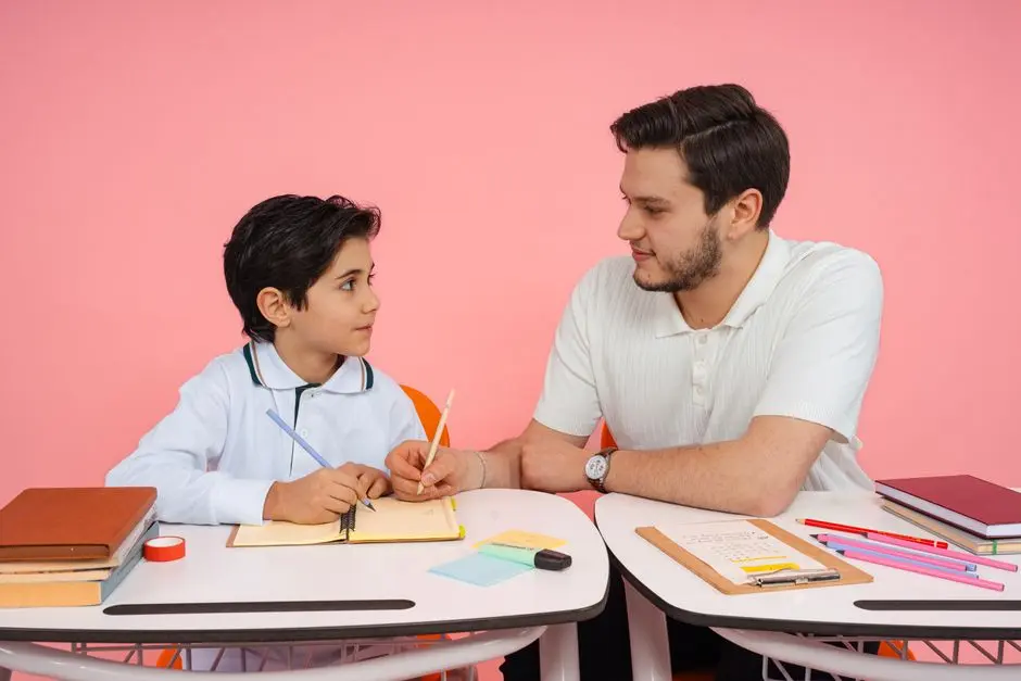 Anak sedang belajar les privat dengan tutor